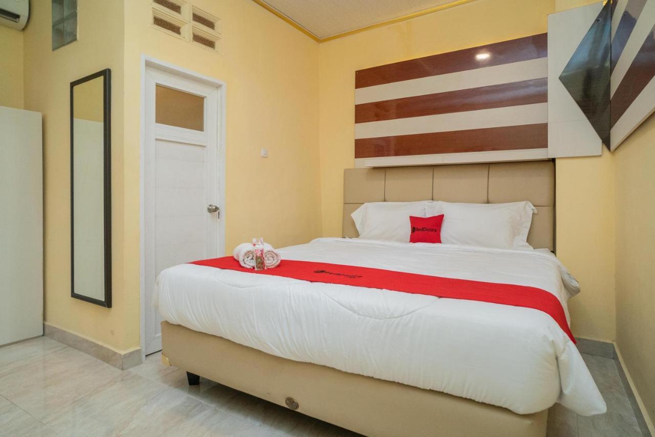 Reddoorz Plus Syariah Near Pasar Turi Surabaya Esterno foto